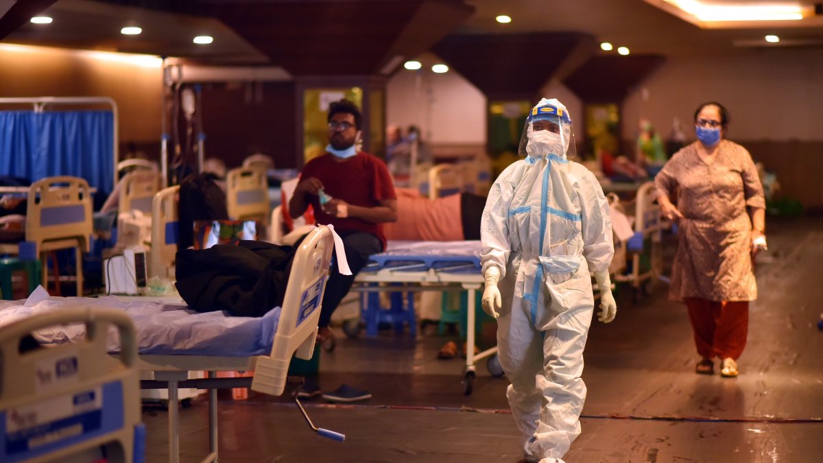 Impactado por esta segunda ola del virus, el país asiático se ha visto obligado a luchar contra la escasez de vacunas y a una severa crisis de oxígeno para uso médico y camas de cuidados intensivos que durante semanas ha ahogado a regiones como Nueva Delhi o la occidental Maharashtra.