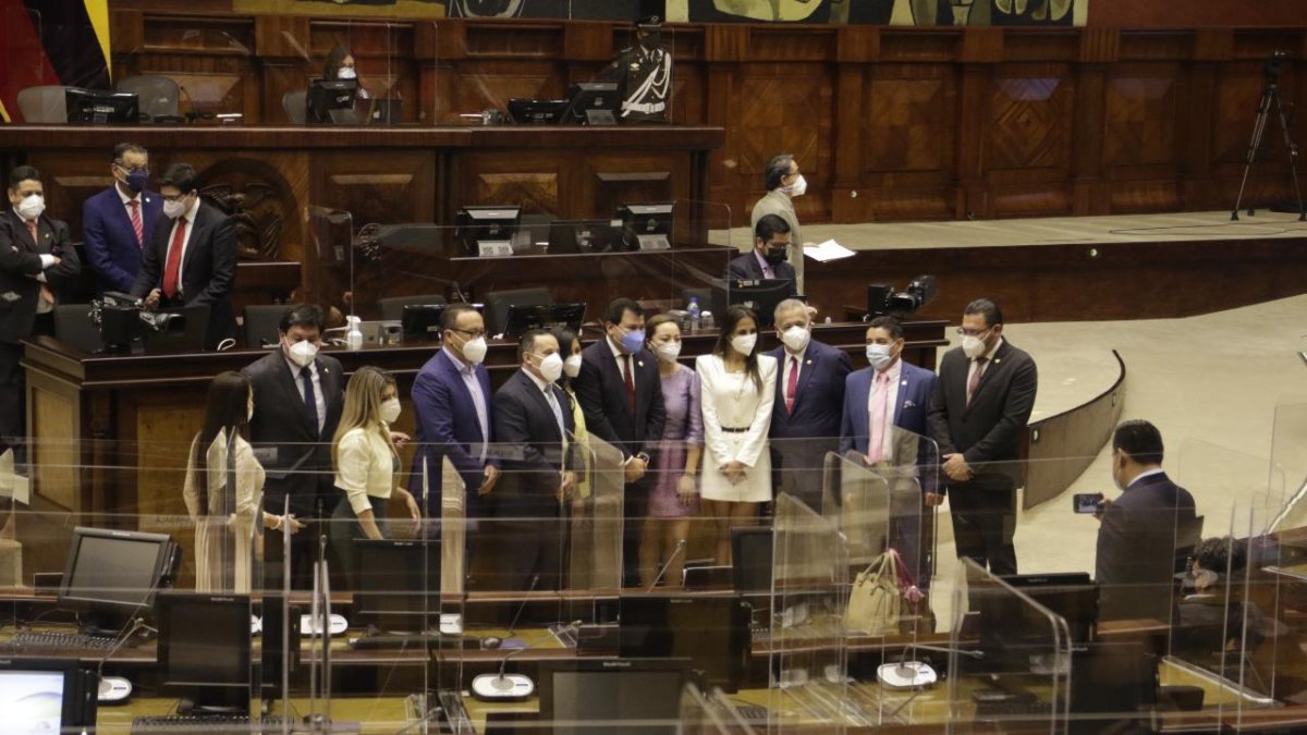 Los legisladores presentes optaron por tomarse fotografías. Para algunos, este será su último evento en el pleno.