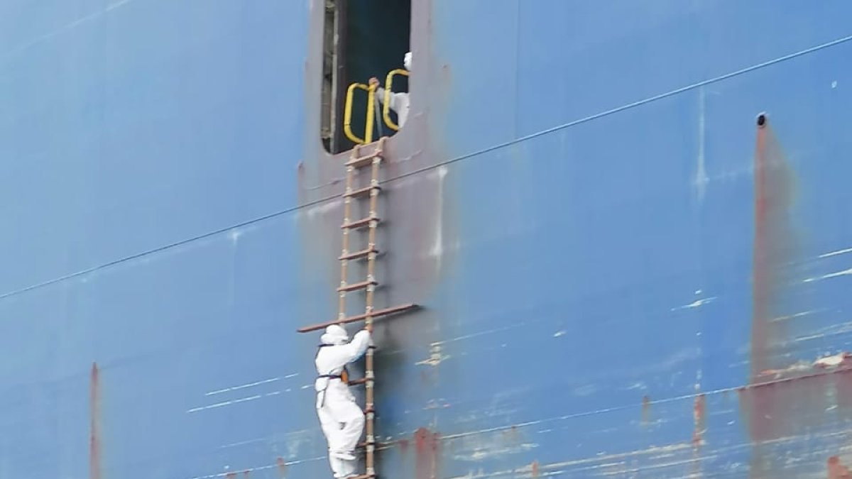 Guardacostas y autoridades sanitarias se acercaron al buque donde murió el filipino.