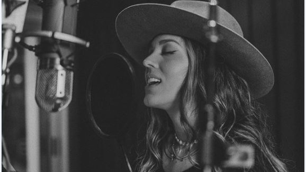 La pieza audiovisual que acompaña el sencillo 'Gracias a ti' está cargado de nostalgia.