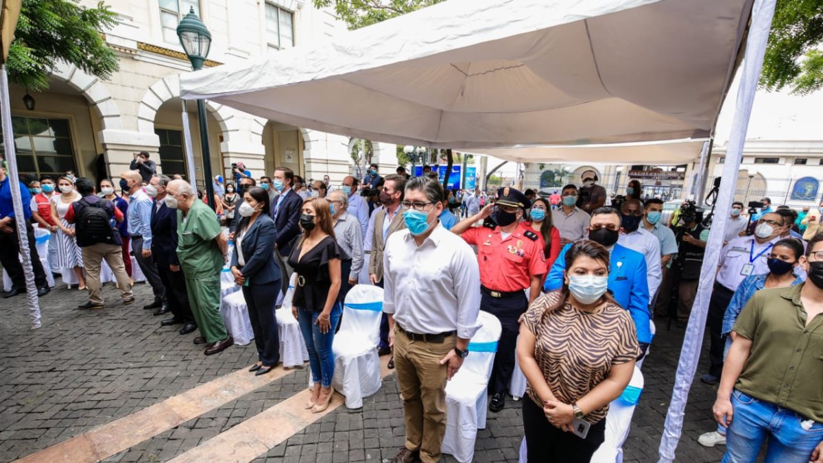 Personal municipal, en un acto público.