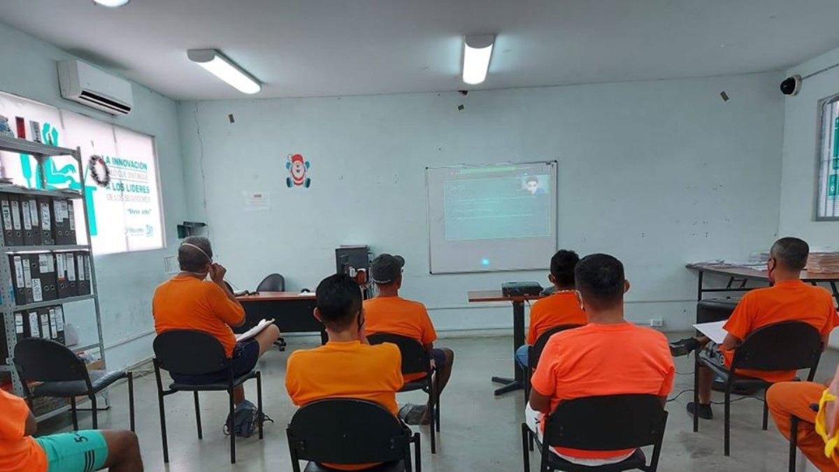 Hace ocho años, Ecuador eligió el color naranja para vestir a los privados de la libertad, además de evitar confusiones con vestuarios de tipo camuflaje.