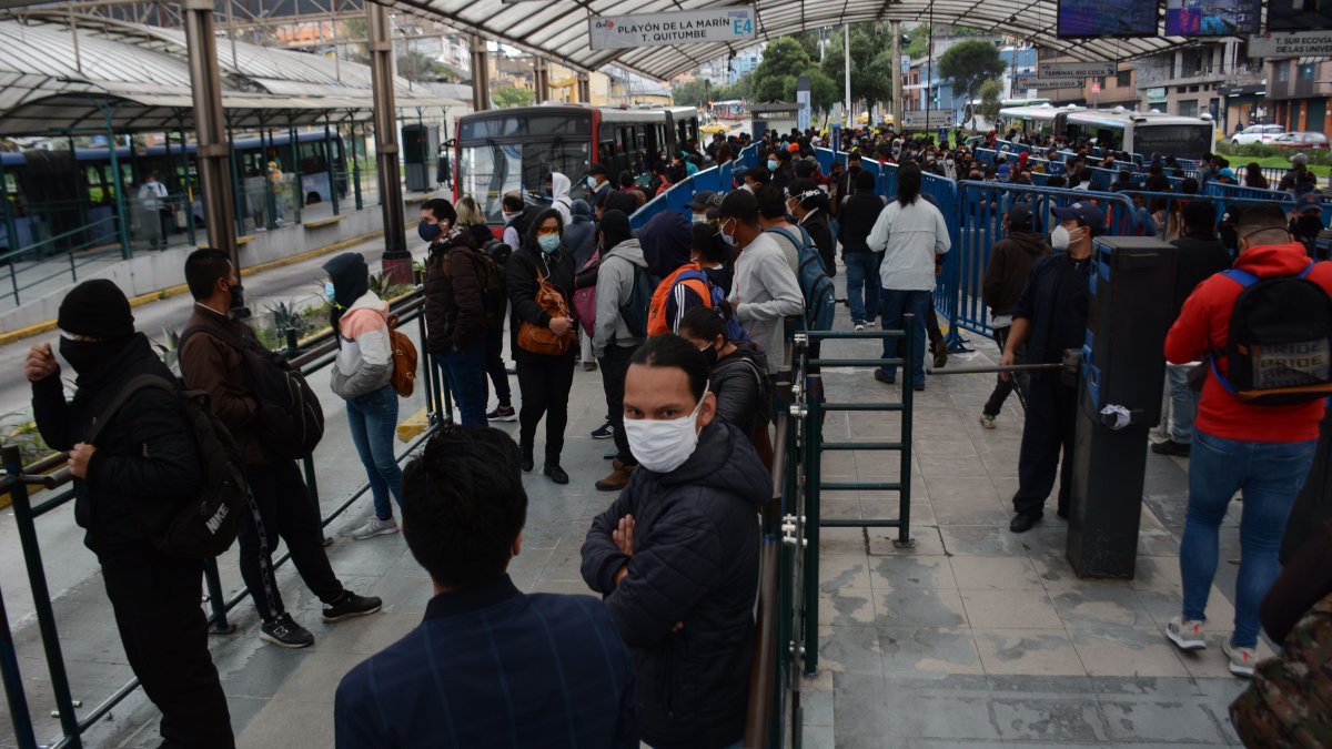 El servicio de transporte municipal anunció más unidades para suplir la alta demanda frente a la paralización de los buses.