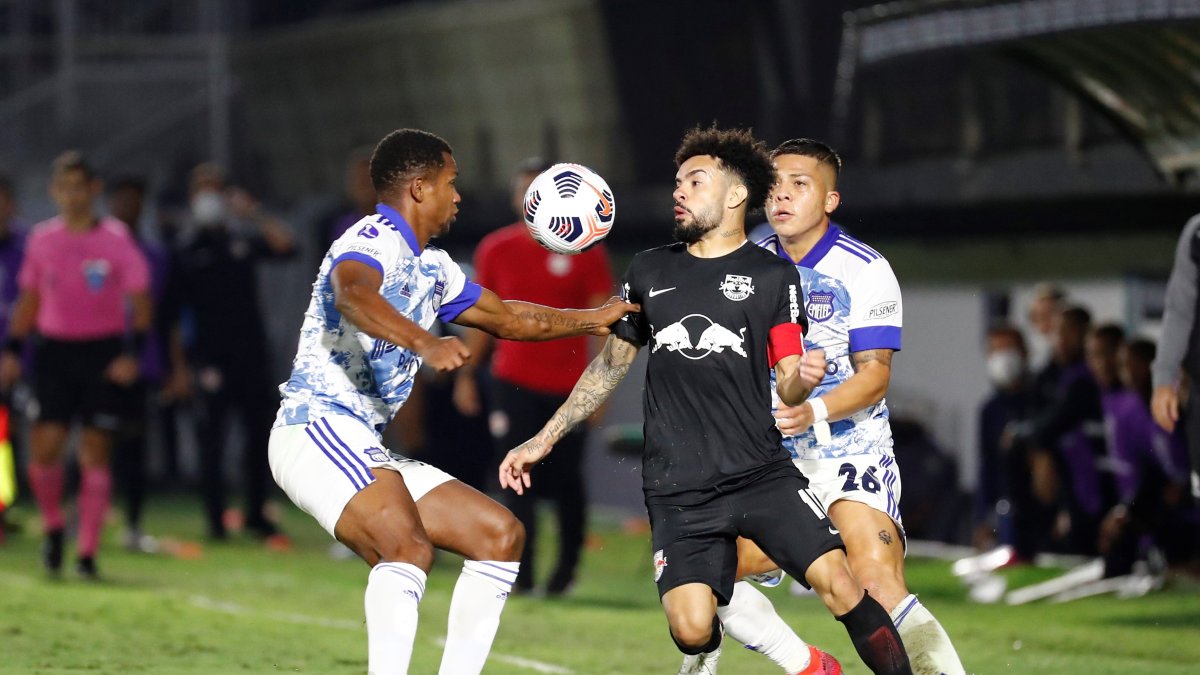 Bragantino superó a Emelec en Brasil y se puso a un punto de los millonarios.