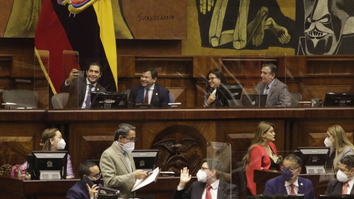 Encuentro. La mayoría de presentes se llevaron una foto de recuerdo. Los discursos fueron en tono de despedida.