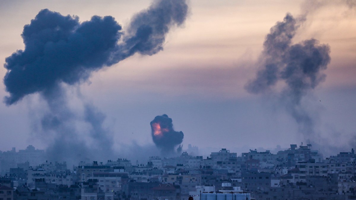 Humo y llamas tras un bombardeo israelí sobre la ciudad de Gaza. EFE/EPA/HAITHAM IMAD