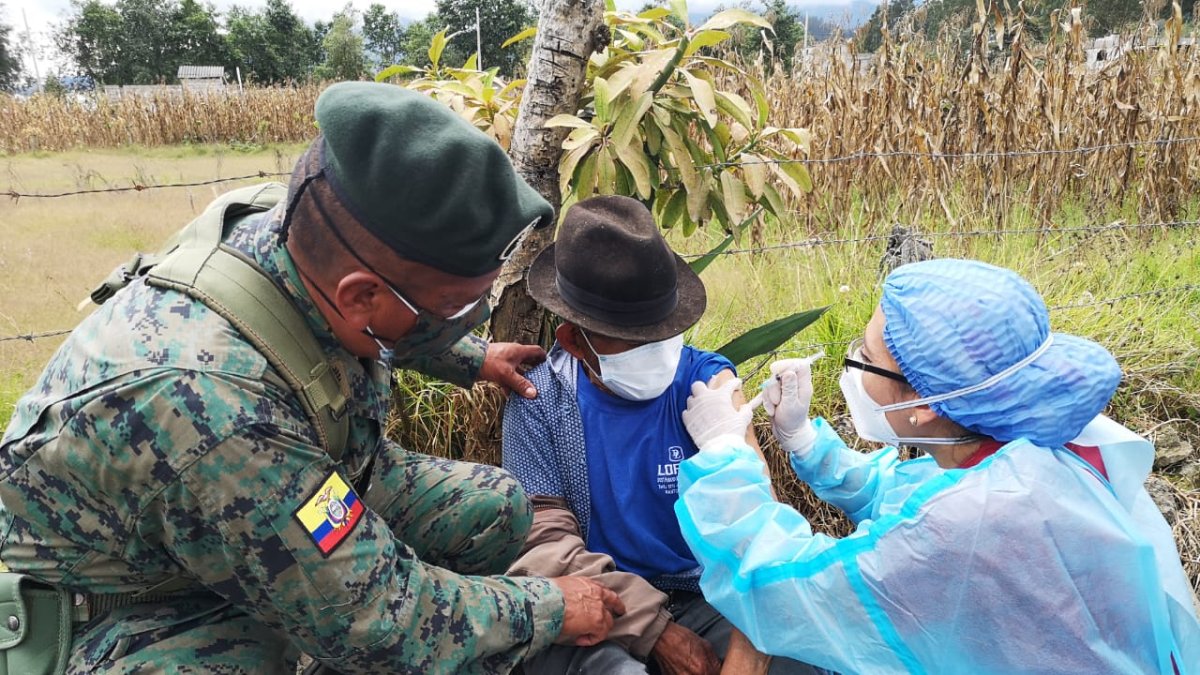 Las personas de grupos vulnerables son parte de la Fase I de vacunación en el país.