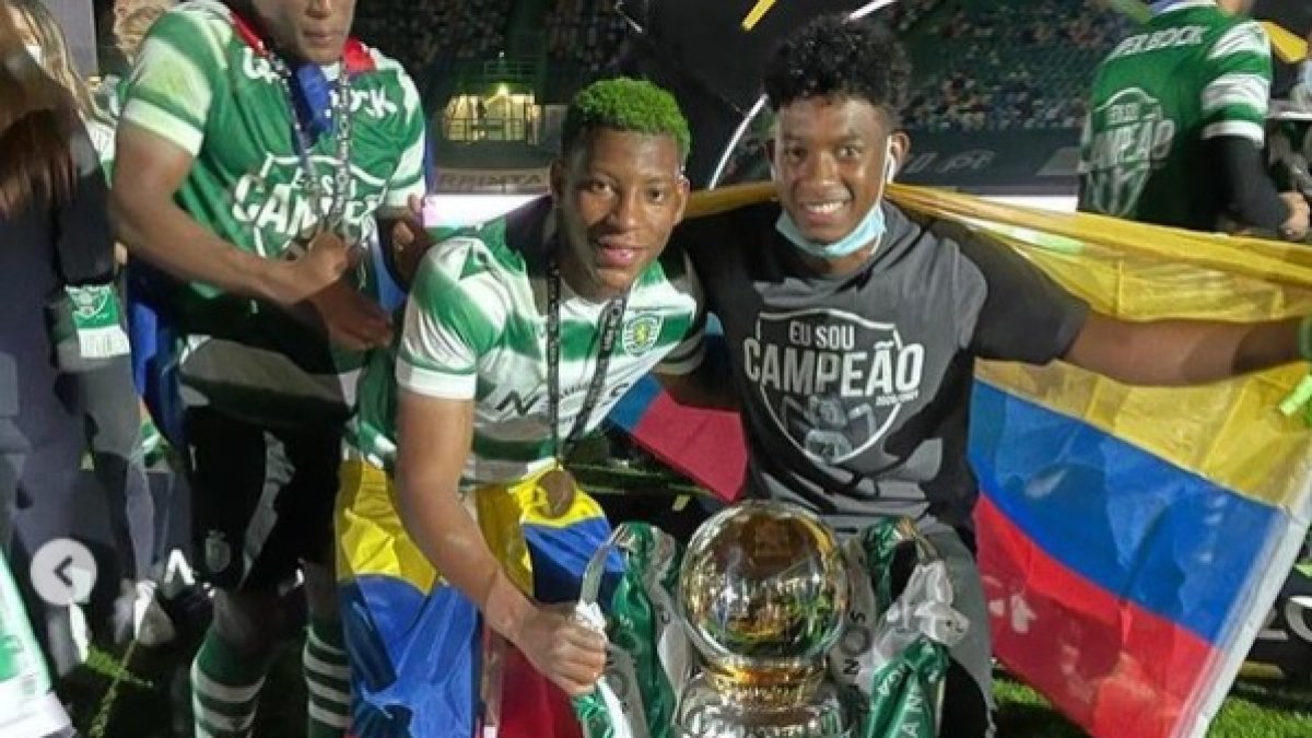 Gonzalo Plata posa con el trofeo alcanzado en el fútbol de Portugal