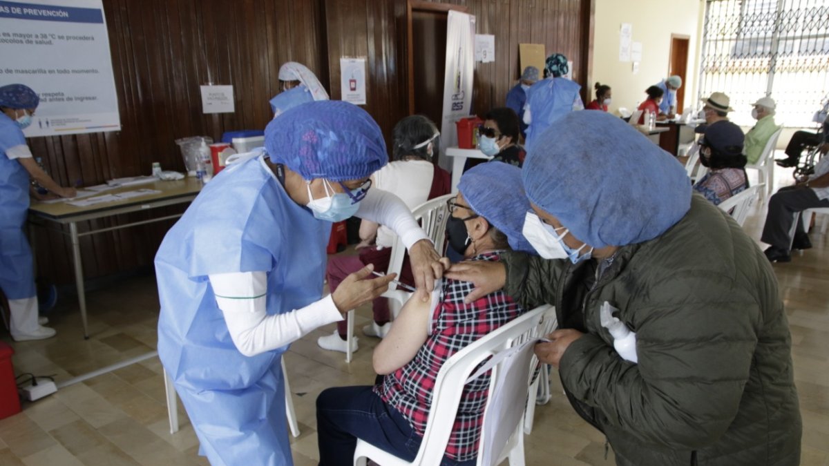 La vacunación que lleva adelante el Gobierno actual ha presentado varios inconvenientes. Las críticas apuntan a la velocidad de inoculación.