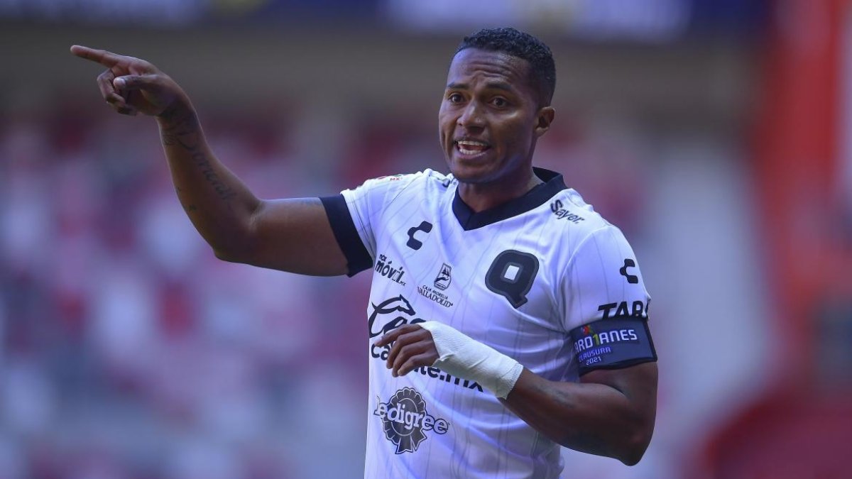 Antonio Valencia con la camiseta del Querétaro su último equipo.