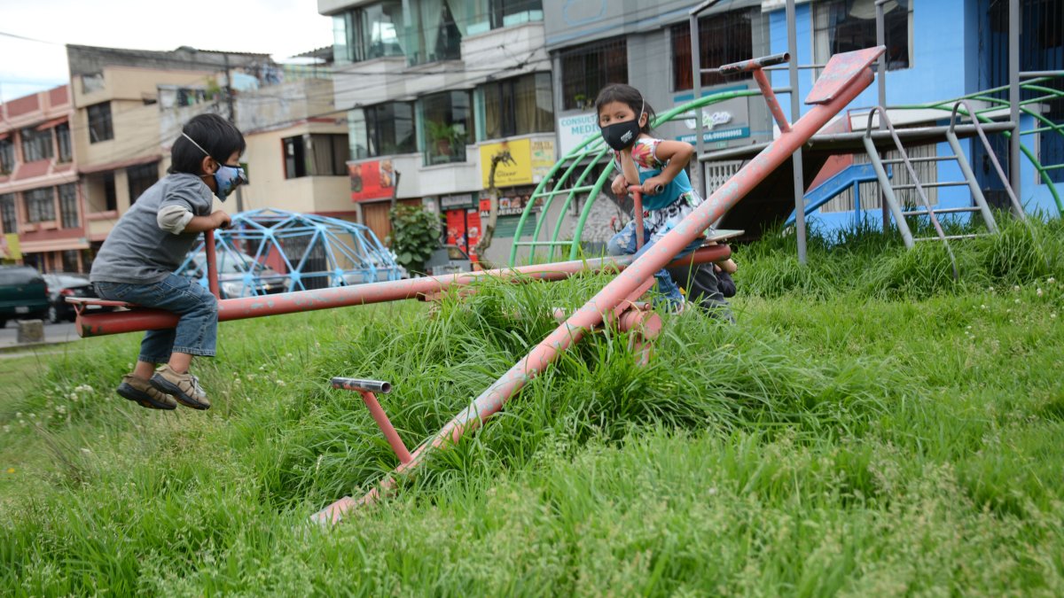 En parque del sur de Quito se encuentran descuidados los vecinos han optado por pagar a personas particulares para que corten la hierba y a mas de esto los juegos estan en mal estado.