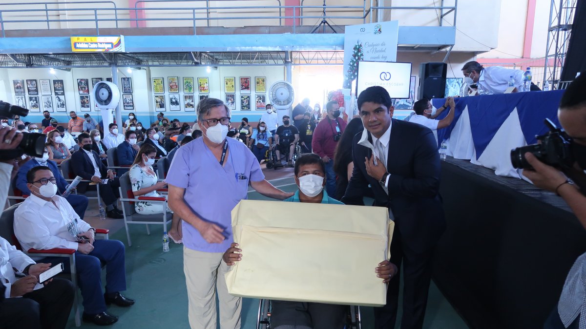 Ceremonia. Christian Escobar (d) es el presidente de la fundación que lleva su nombre.