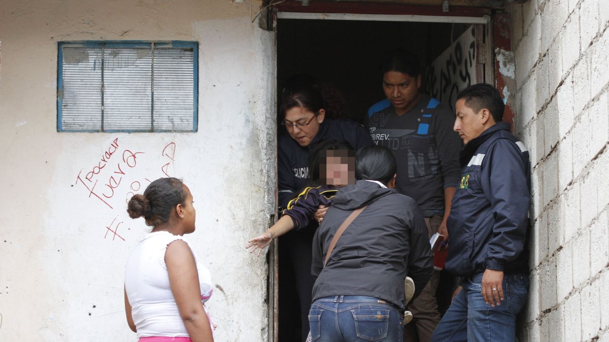 Referencial. Agentes de la Dinapen en el rescate de tres niños que se encontraban en situación de riesgo.