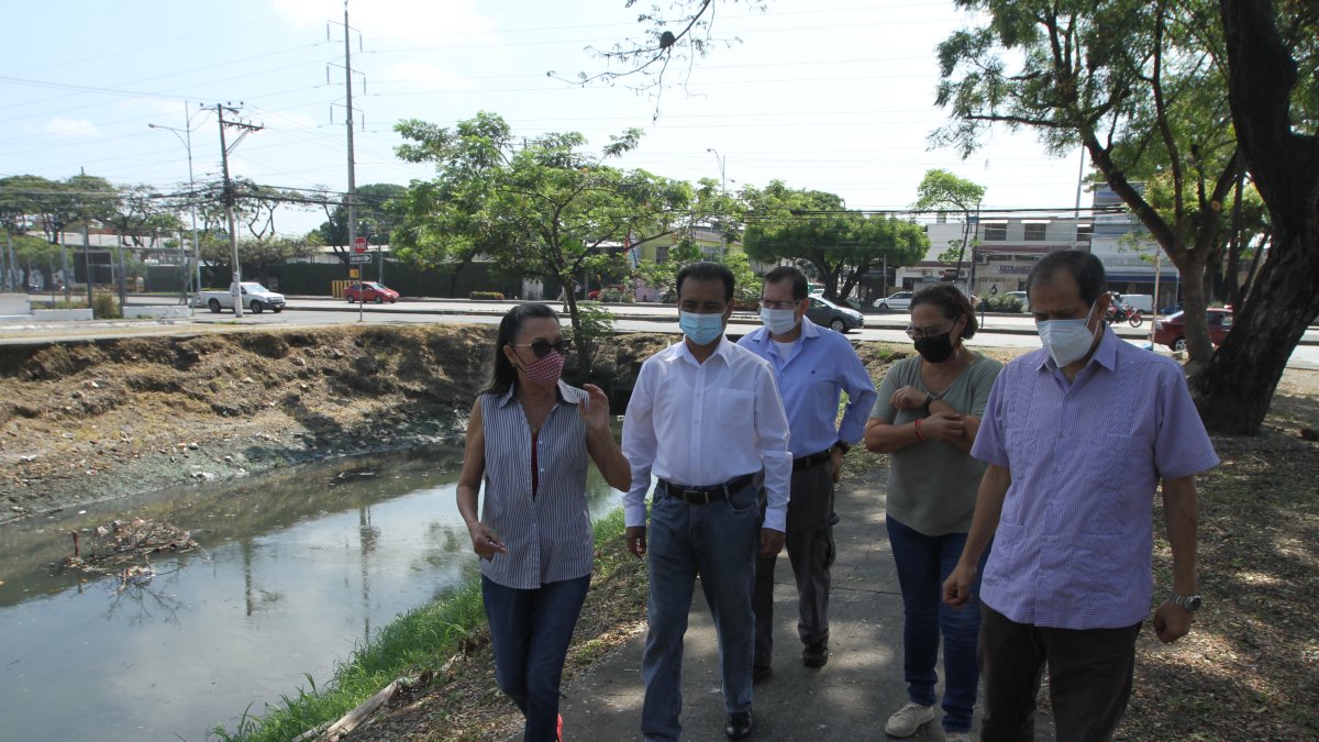 Sitio. Aguas negras contiene la zanja que divide al barrio con la Alborada.