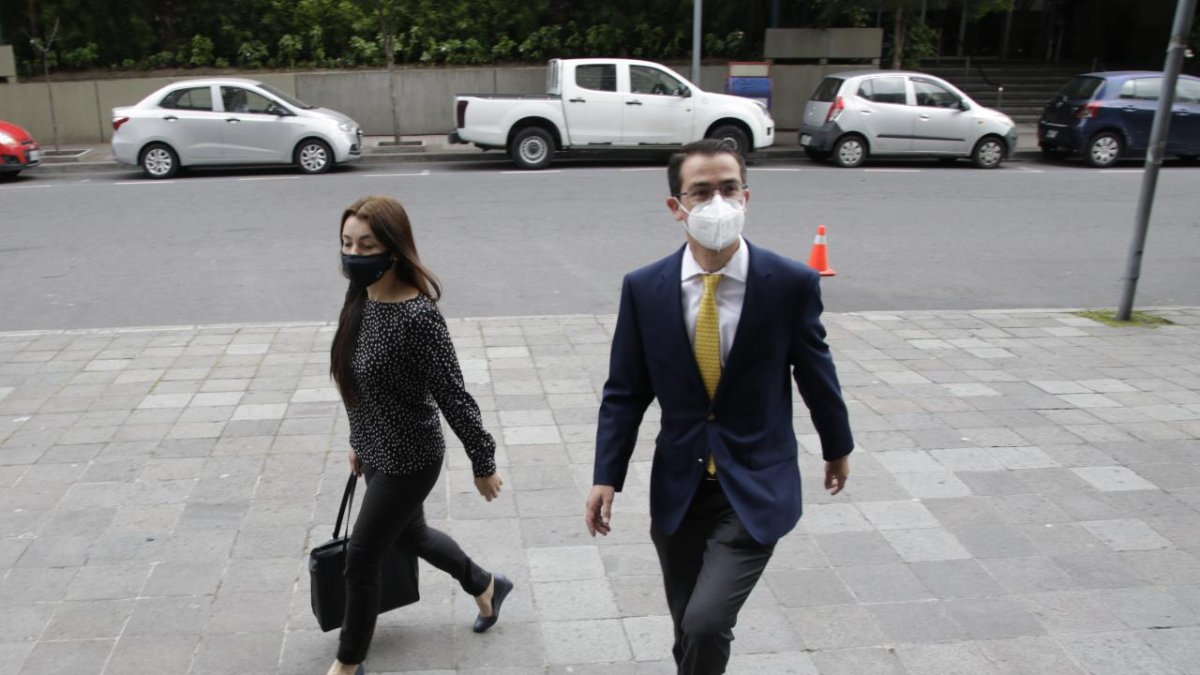Diligencia. Natalia Cárdenas y su abogado Juan Pablo Ortiz acudieron este martes a la Fiscalía para la versión.