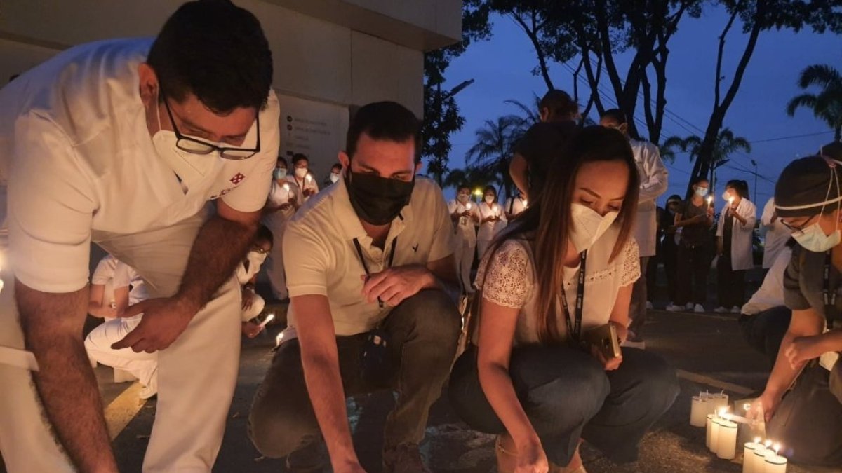 El personal médico y los familiares de los pacientes internados por la pandemia se unen oración.