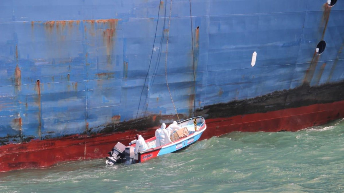 Personal del Ministerio de Salud se acercó al buque para tomar pruebas a los tripulantes.