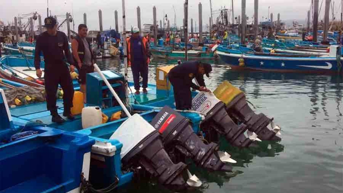 Un grupo de pescadores se alistan para salir a su labor en el mar.