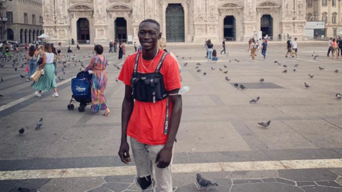 El joven africano se burla de la cantidad de trucos absurdos que aparecen en la red social.