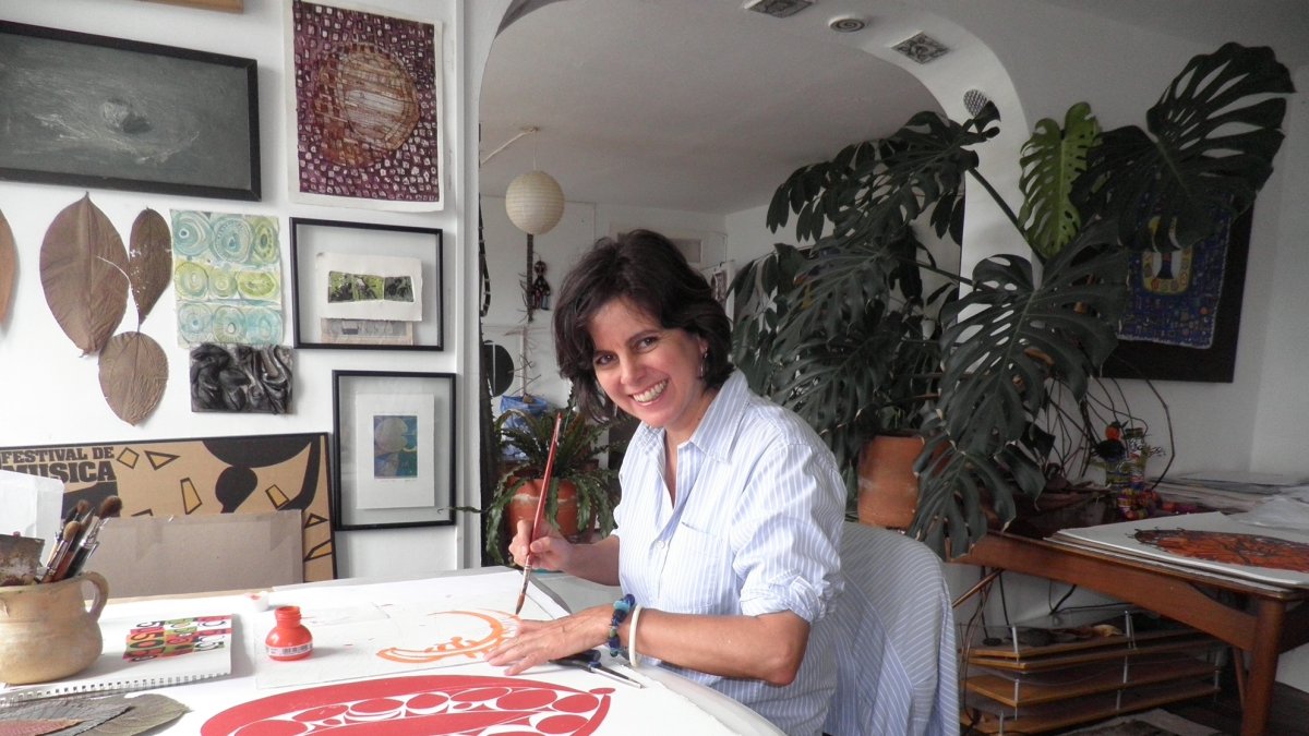 La artista ecuatoriana  también se ha involucrado en la producción de alfombras, joyería y cerámica.