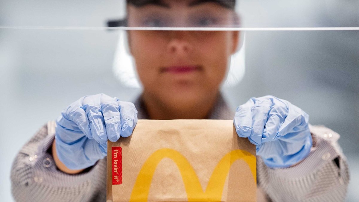McDonald's explicó que durante los próximos meses prevé elevar los salarios de más de 36.500 empleados una media del 10 %, empujando los sueldos de entrada a entre 11 y 17 dólares la hora, en función del lugar.