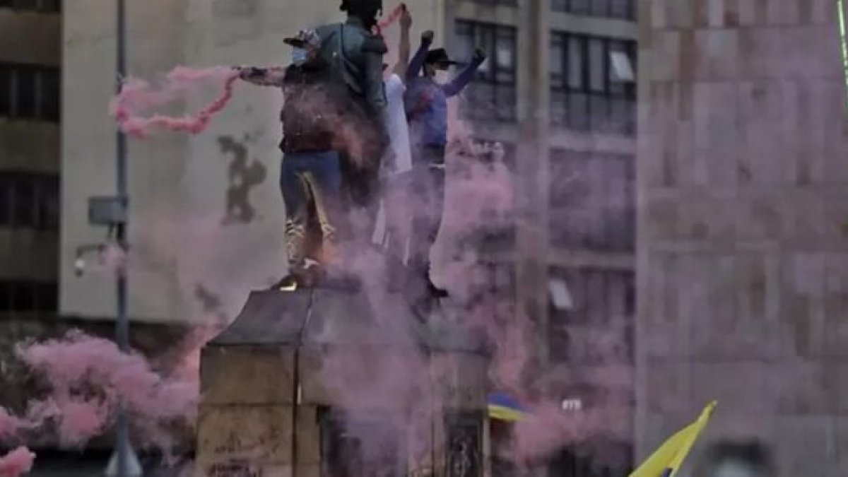 Ls protestas y el vandalismo no respetan ni a las estatuas de los próceres.