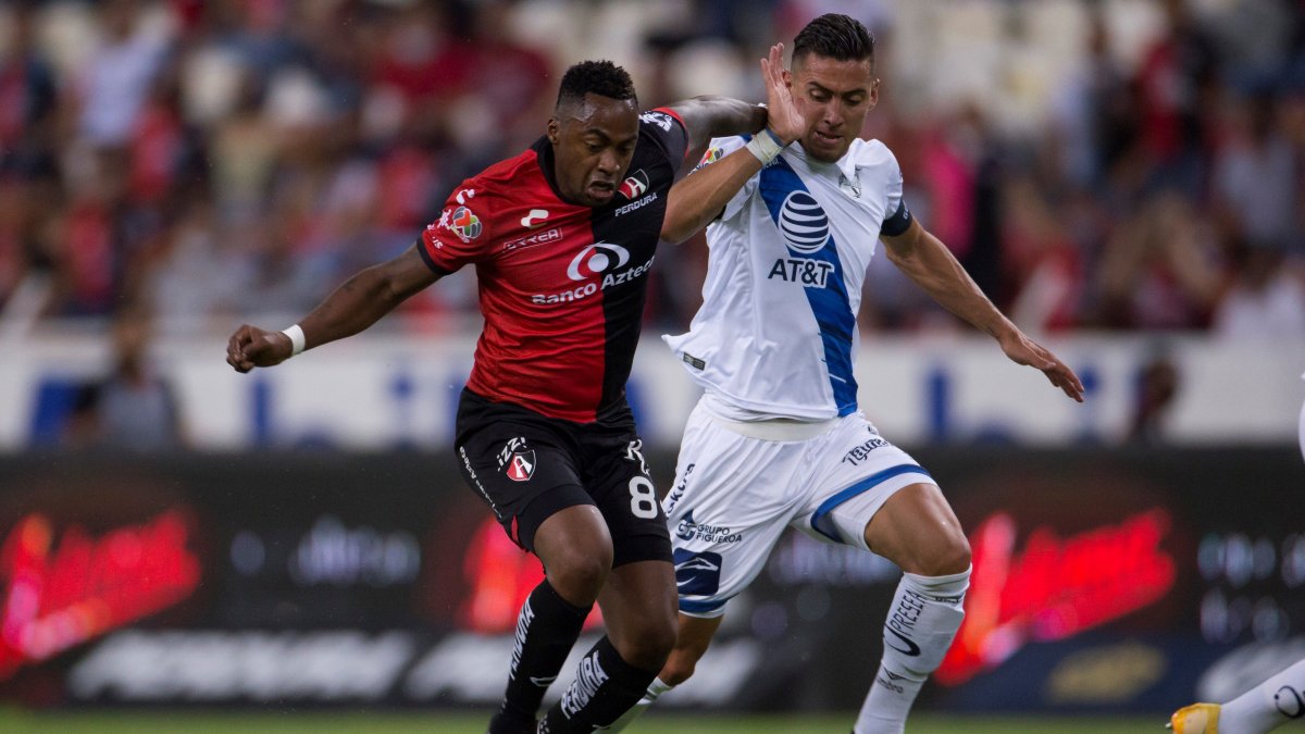 Renato Ibarra se retiró de la cancha a dos minutos del descanso por un problema muscular.