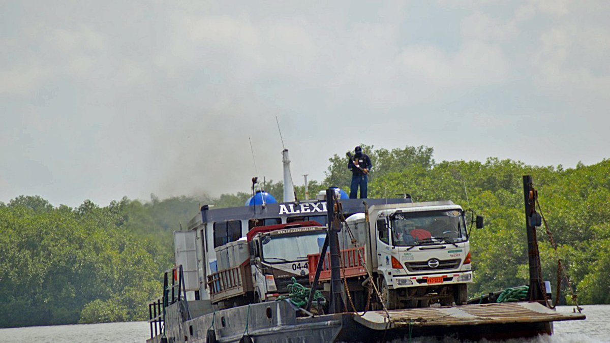 Empresas camaroneras tienen seguridad privada para la transportación de vehículos y sus productos.
