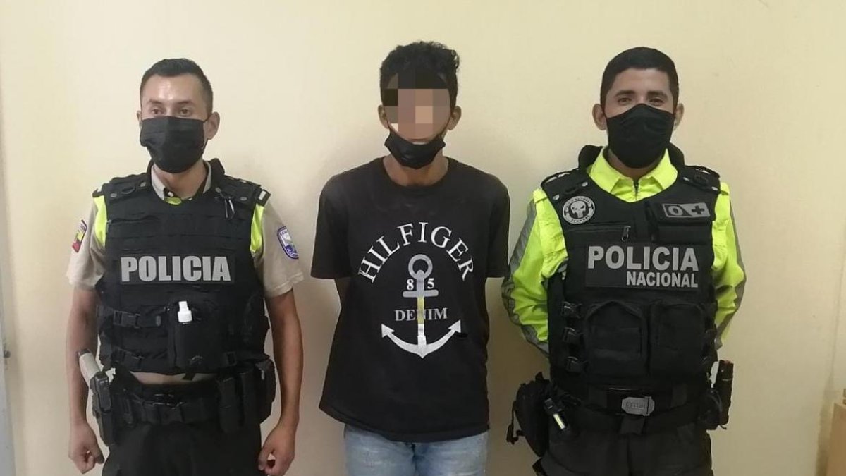 El ciudadano que fue visto empujando la moto quedó detenido para investigaciones.