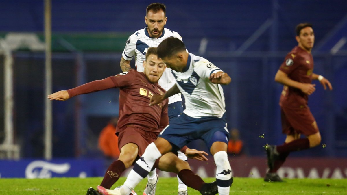 Buenos Aires (Argentina), 13/05/2021.- Velez Sarsfield's Lucas Janson (R) in action against LDU Quito's Lucas Piovi, during a group G match of the Copa Libertadores, at the Jose Amalfitani Stadium in Buenos Aires, Argentina, 13 May 2021. EFE/EPA/Marcos Brindicci / POOL Velez Sarsfield - LDU Quito