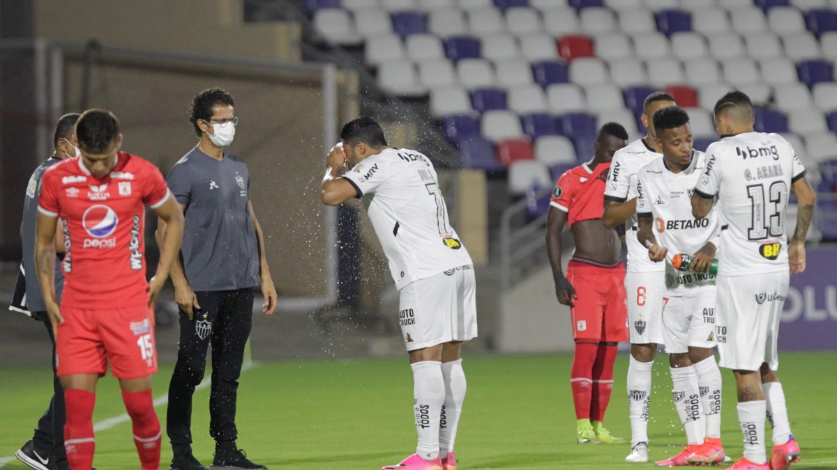 En el duelo de Copa Libertadores entre América de Cali y Atlético Mineiro, se detuvo en varias ocasiones el partido.