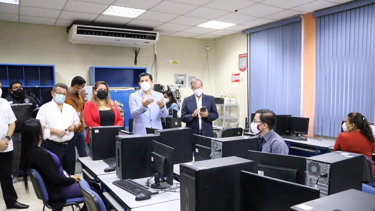 Francisco Morán, rector de la Universidad de Guayaquil, supervisa de cerca el desarrollo del concurso de méritos y oposición.