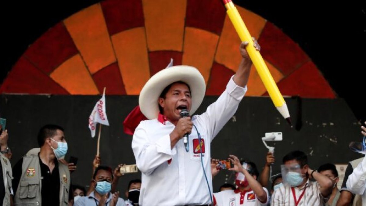 Pedro Castillo aventaja a Fujimori en el balotaje presidencial, según las encuestas.