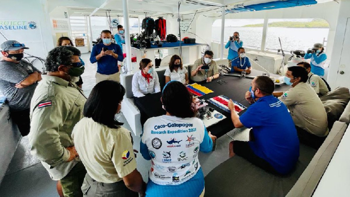 Los miembros de la expedición internacional, junto a las autoridades ecuatorianas, durante una reunión al llegar a Galápagos.