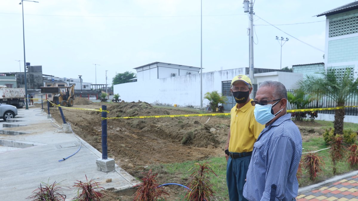 Áreas verdes. Este es el espacio, ubicado en las manzanas 20 y 21 de Sauces 1, que se está interviniendo. Allí habrá árboles, camineras y mobiliario que facilite el descanso.