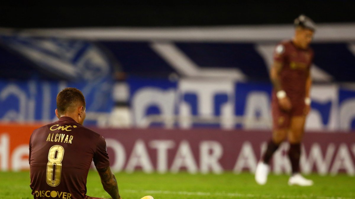 Jordy Alcivar se quedó en el piso después de la derrota del cuadro albo en Argentina.