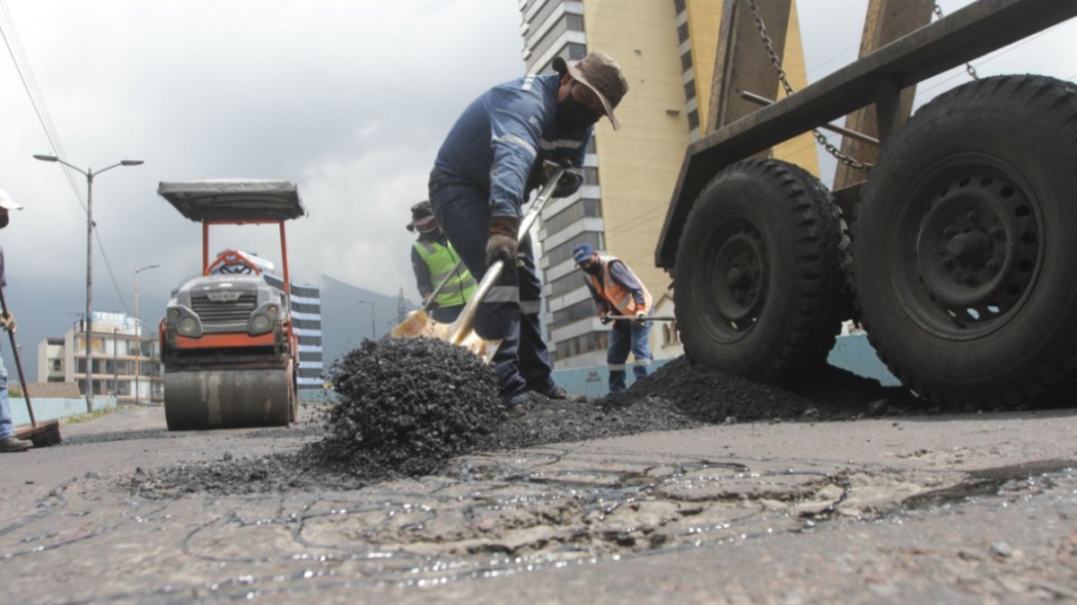 Obras. Los miembros de la brigada de bacheo cumplen turnos diurnos y nocturnos. Tienen un cronograma pero también van buscando los huecos.