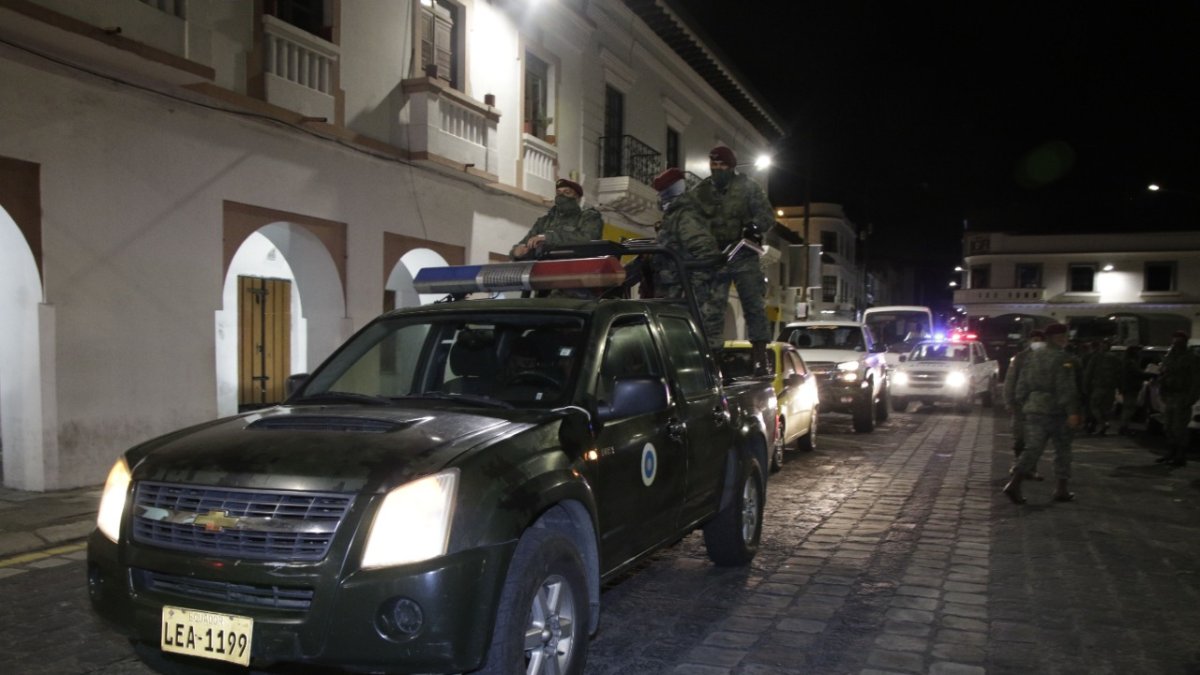 Militares perifonean el inicio del toque de queda en una foto de archivo.