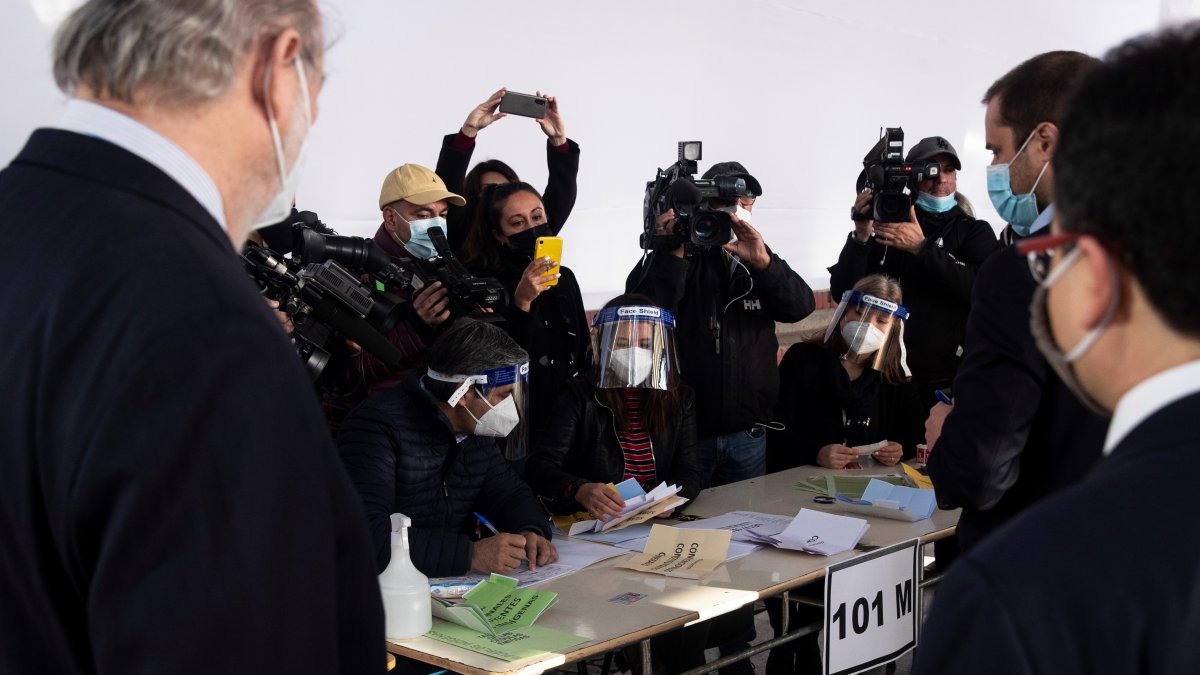 Trabajadores del Servicio Electoral de Chile (Servel) participan en una demostración del sistema de votación para estos comicios. Alberto Valdés / EFE