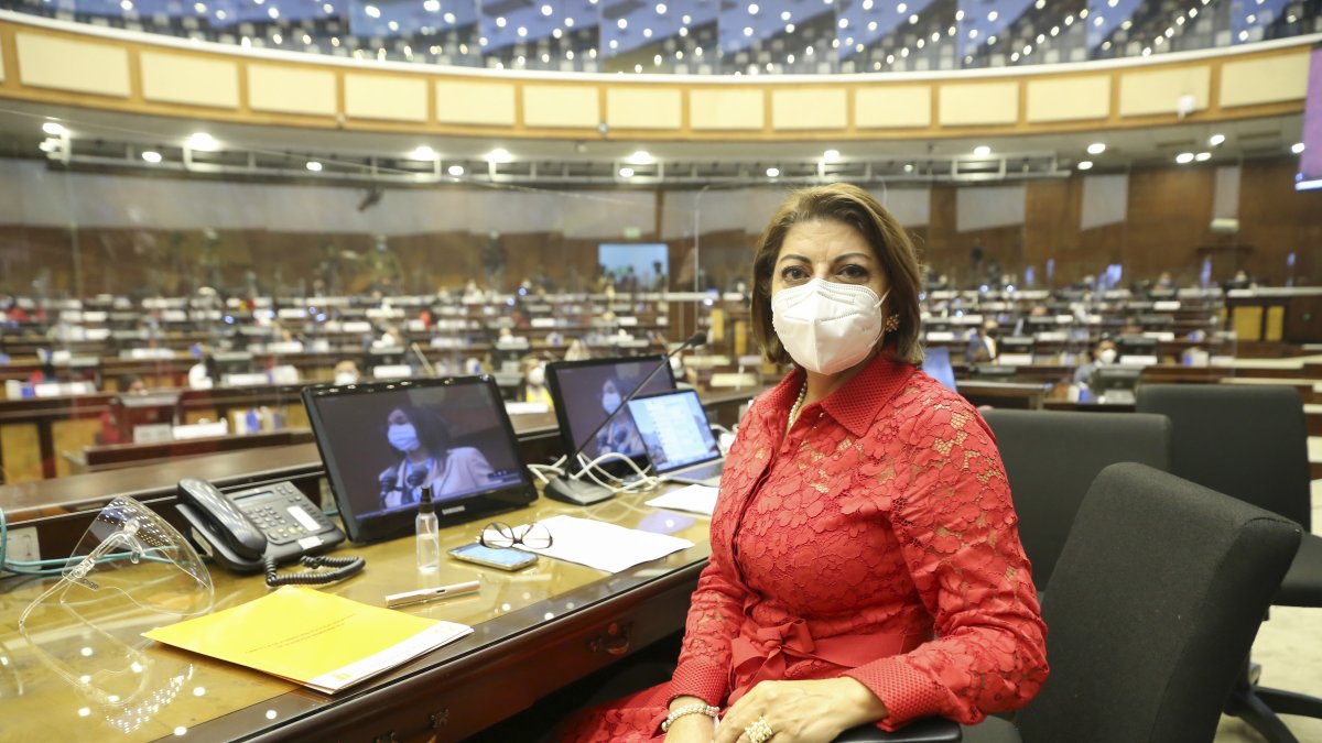 Andrade es la secretaria ad hoc de la sesión inaugural de la Asamblea Nacional.