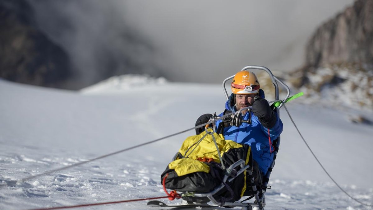 Sebastián Carrasco demostró su fortaleza en el exigente ascenso al Cayambe mediante cuerdas.