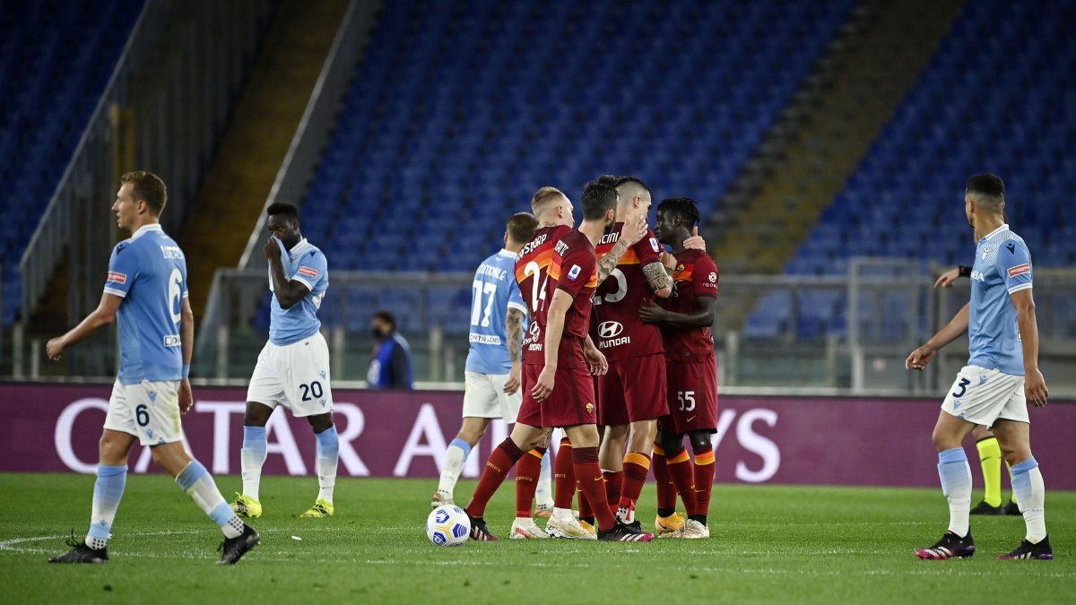 Los jugadores de la Roma festejan por el triunfo. A un costado pasa el ecuatoriano Felipe Caicedo (20) lamentándose por el resultado.