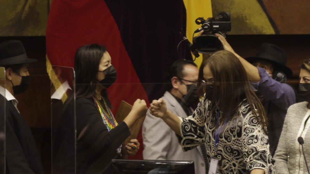 Guadalupe Llori es la nueva presidenta de la Asamblea. Pierina Correa la felicita.