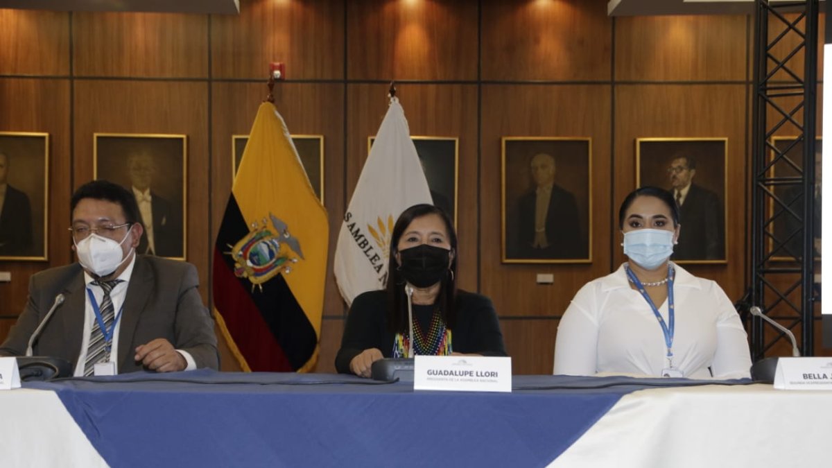 Guadalupe Llori en compañía del primer vicepresidente y la segunda vicepresidenta de la Asamblea Nacional.