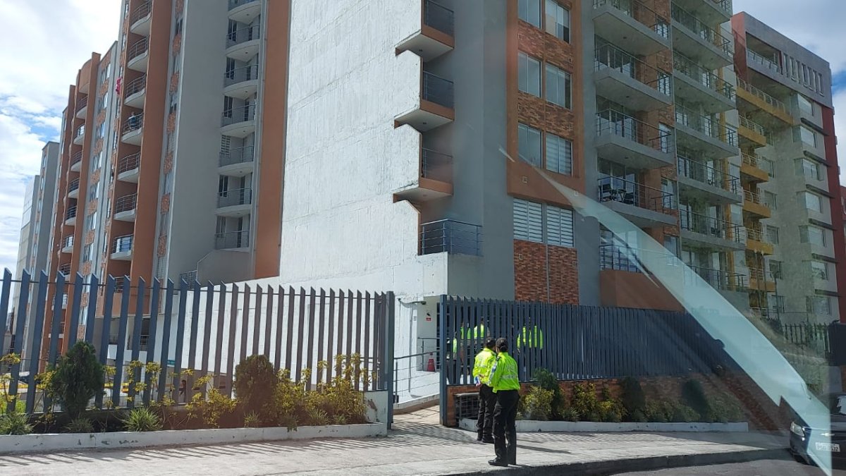 Varios agentes policiales se observan al exterior del edificio donde se produjo el incidente.