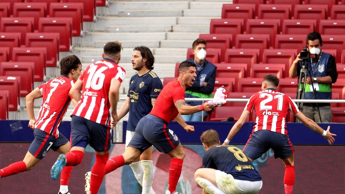 Luis Suárez, del Atlético, corre para celebrar su gol en la victoria ante el Osasuna.