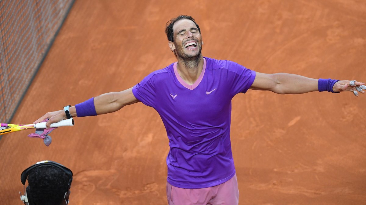 Rafael Nadal festeja luego de vencer a Novak Djokovic en Roma.