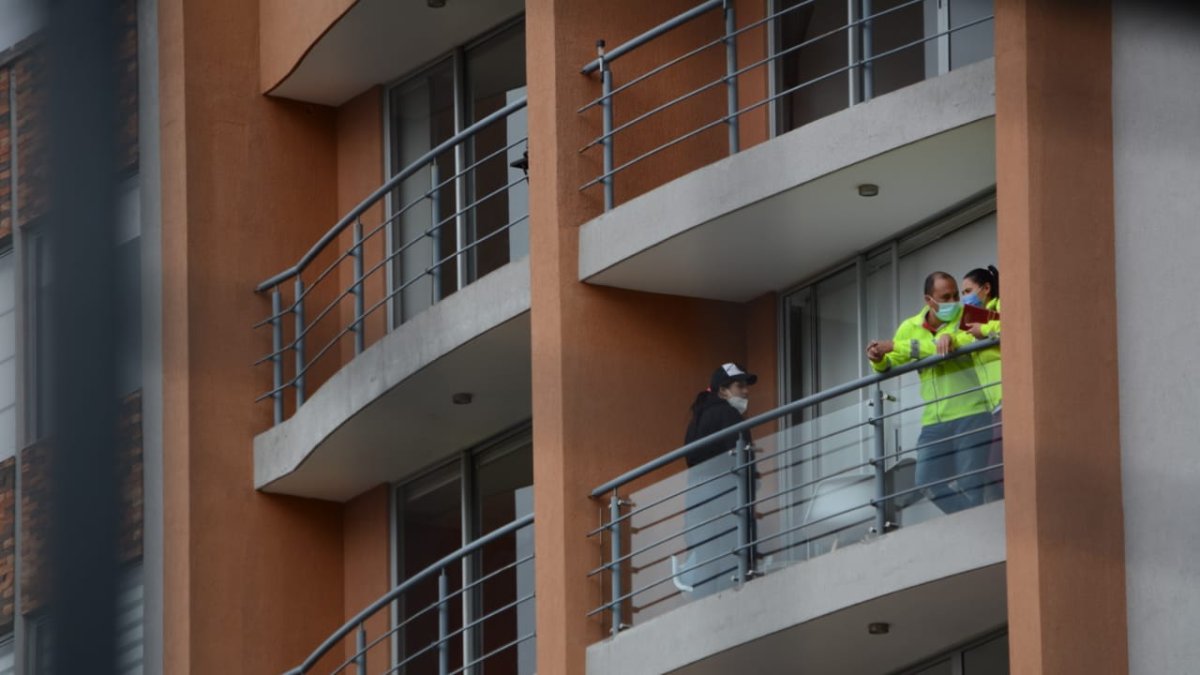La Policía Nacional llegó al edificio Plaza en el sector de El Bosque, en el norte de la ciudad capital, en respuesta a una llamada de auxilio.