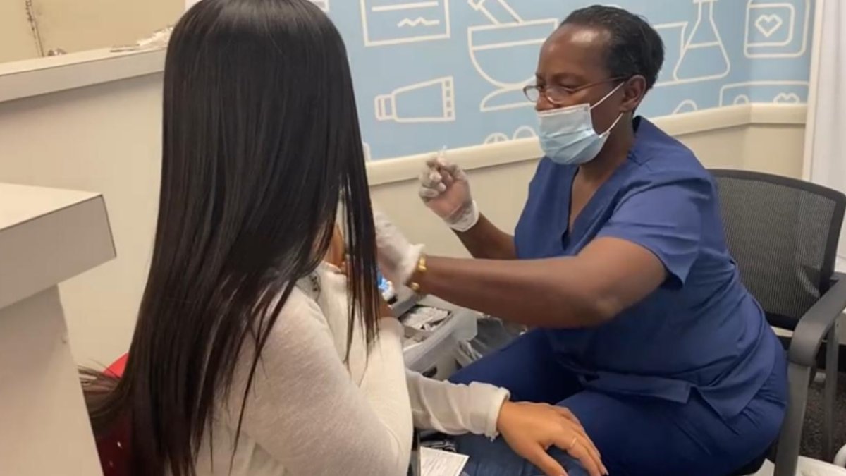 Mientras vacunaban a Michela.