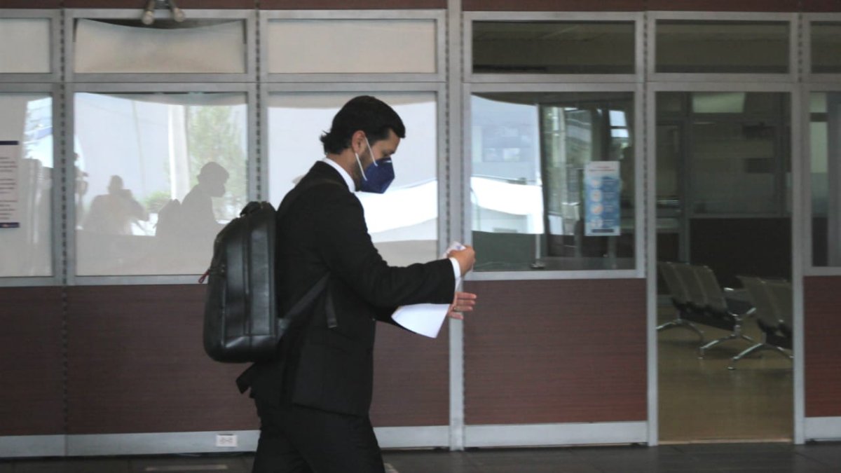 Defensa. Pablo Encalada, uno de los abogados del caso Las Torres, llega a la audiencia de vinculación en la Corte Nacional.